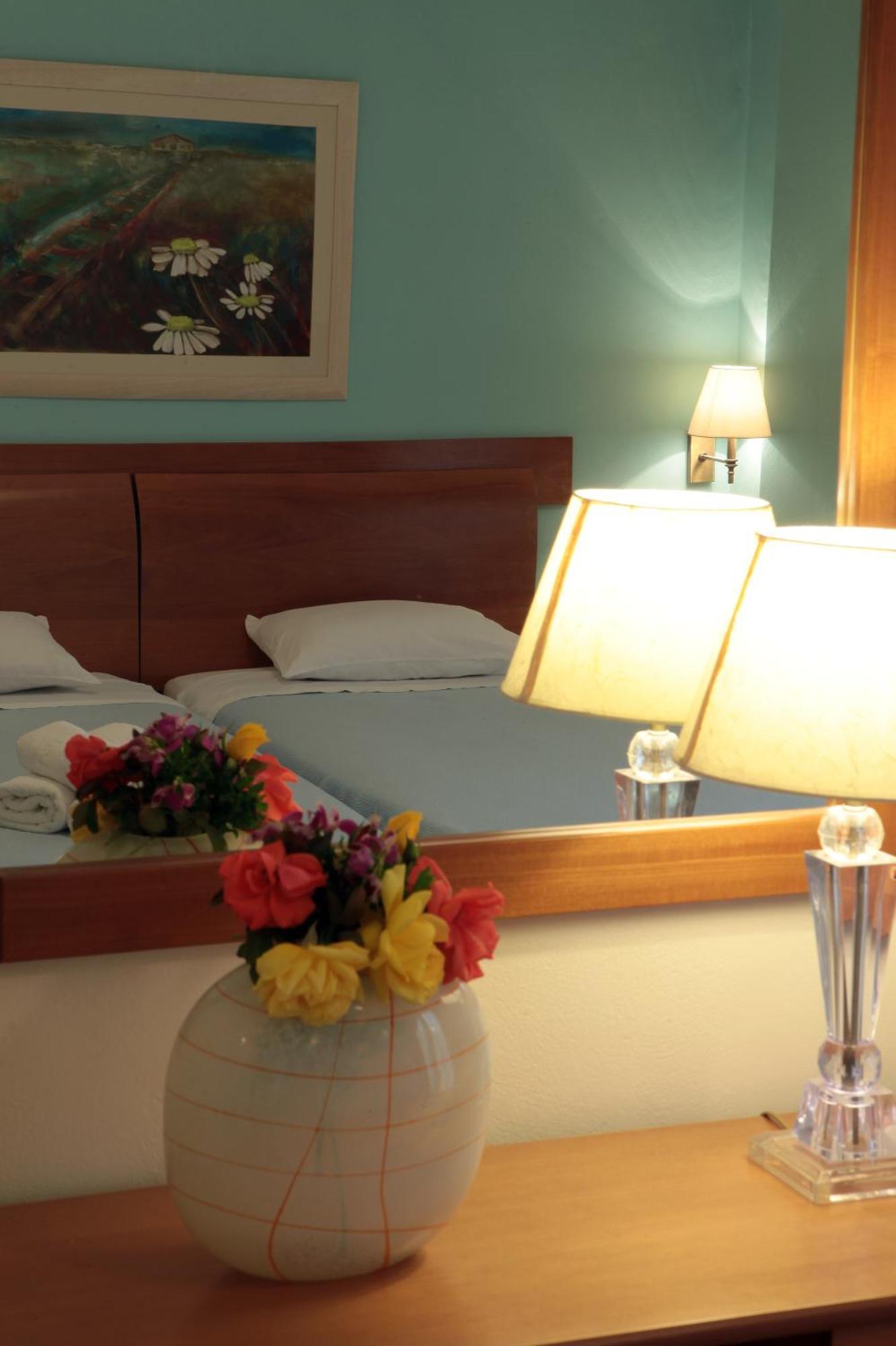 Kyniska Hotel Плітра Екстер'єр фото