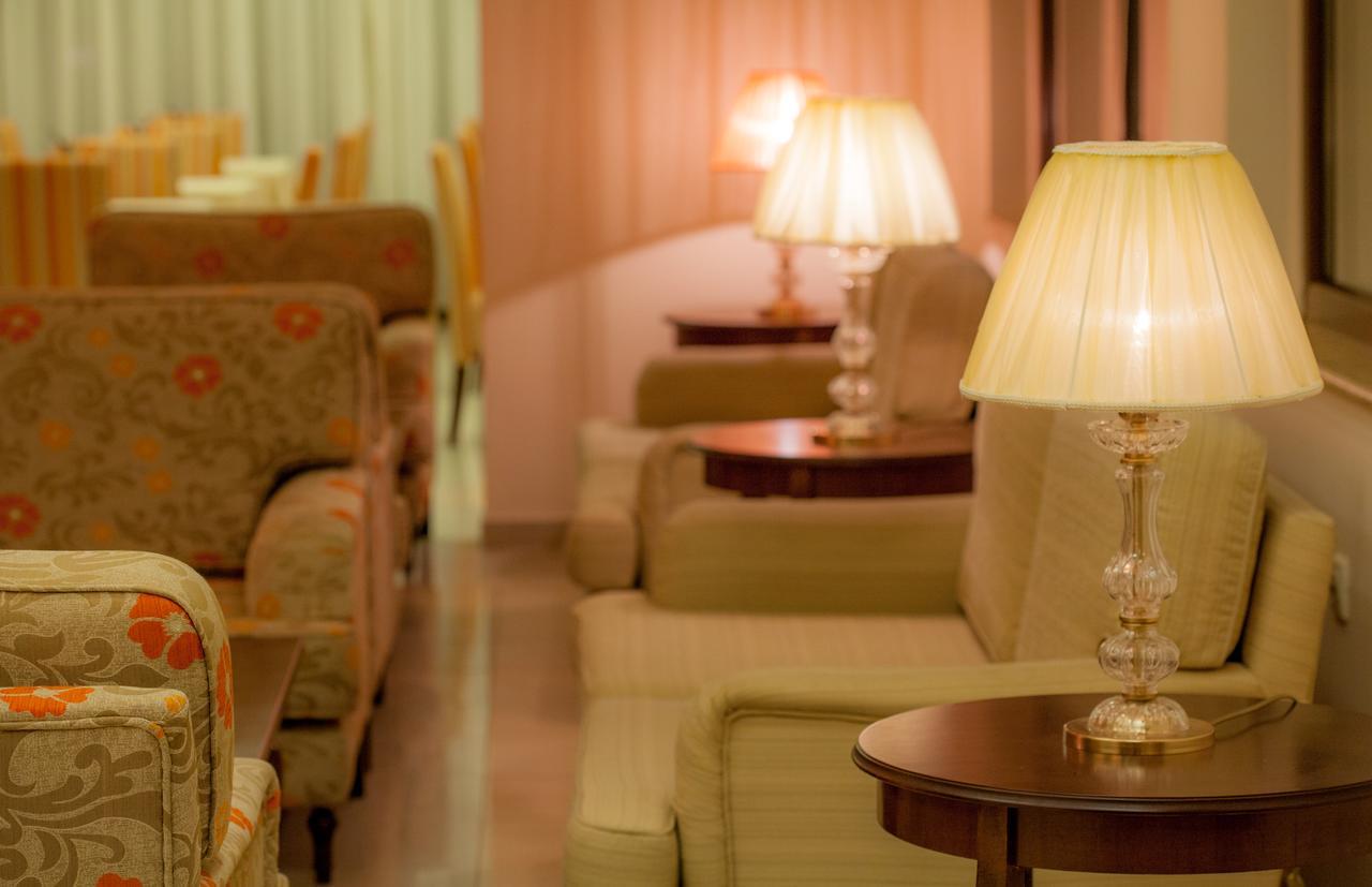Kyniska Hotel Плітра Екстер'єр фото